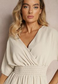 Renee - Beżowy Kombinezon Kopertowy z Gumką w Pasie Fandrea. Okazja: na co dzień. Kolor: beżowy. Materiał: jeans. Styl: elegancki, casual #3