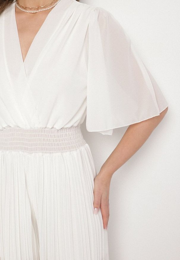 Born2be - Biały Plisowany Kombinezon o Kopertowym Kroju z Gumką w Talii Ameddie. Okazja: na co dzień. Kolor: biały. Styl: elegancki, casual
