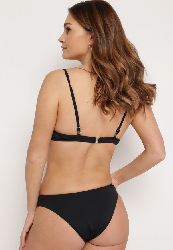 Born2be - Czarne Bikini Góra z Regulowanymi Ramiączkami Ozdobionymi Cyrkoniami z Elastycznym Dołem w Zestawie Spodenki Kąpielowe z Gumką w Pasie Quilalia. Kolor: czarny. Wzór: aplikacja