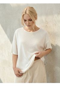 Sinsay - Koszulka z krótkim rękawem z wiskozą - kremowy. Kolor: kremowy. Materiał: wiskoza. Długość rękawa: krótki rękaw. Długość: krótkie