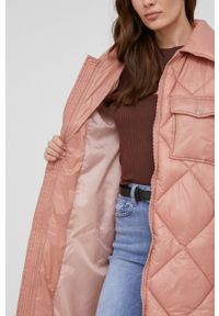Answear Lab kurtka damska kolor różowy zimowa. Okazja: na co dzień. Kolor: różowy. Materiał: materiał. Wzór: gładki. Sezon: zima. Styl: wakacyjny #4