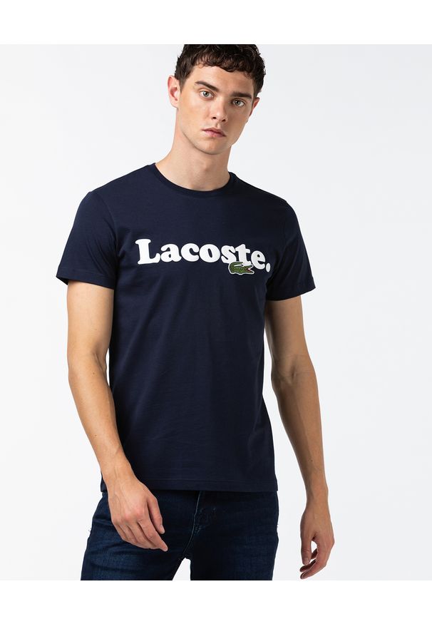 Lacoste - LACOSTE - Granatowy t-shirt z nadrukiem logo. Kolor: niebieski. Materiał: jeans, bawełna. Wzór: nadruk. Styl: klasyczny, sportowy