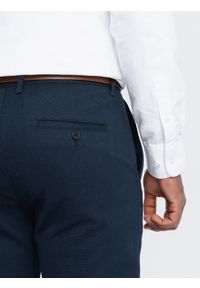 Ombre Clothing - Spodnie klasyczne męskie chino z delikatną teksturą - granatowe V3. Kolor: niebieski. Materiał: materiał, poliester, bawełna. Styl: klasyczny #7