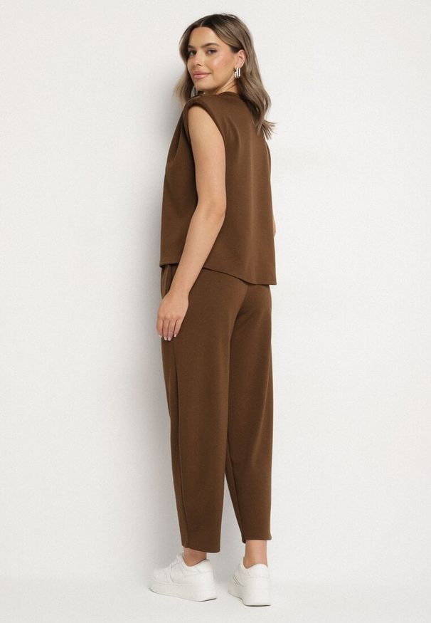 Born2be - Brązowy Komplet Dresowy z Wiskozą Bluzka Bez Rękawów i Spodnie z Gumką w Talii Nitadora. Kolor: brązowy. Materiał: wiskoza, dresówka. Sport: turystyka piesza