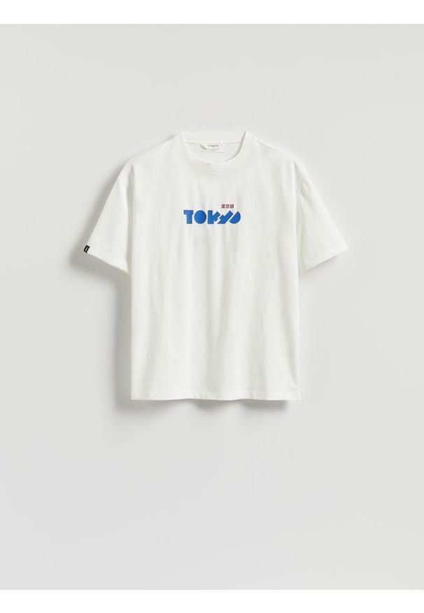Reserved - T-shirt boxy z nadrukiem - biały. Kolor: biały. Materiał: dzianina. Wzór: nadruk