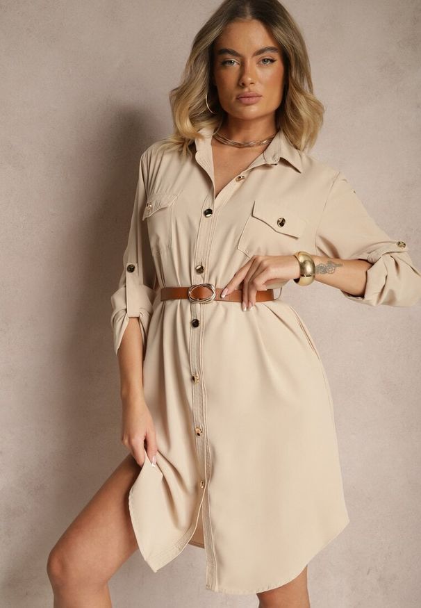 Renee - Beżowa Koszulowa Sukienka Ozdobiona Paskiem i Rękawem z Regulacją Esaviona. Okazja: na co dzień. Kolor: beżowy. Materiał: jeans. Wzór: aplikacja. Typ sukienki: koszulowe. Styl: casual, elegancki