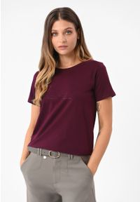 Volcano - Koszulka z dżetami T-MONIC. Okazja: na co dzień. Kolor: czerwony. Materiał: materiał, bawełna, jeans. Długość: krótkie. Wzór: geometria, nadruk. Styl: klasyczny, casual, elegancki #1