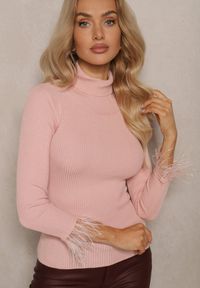 Renee - Jasnoróżowy Golf z Prążkowanego Materiału z Wiskozą Zdobiony Wstawkami z Piór Ittania. Typ kołnierza: golf. Kolor: różowy. Materiał: wiskoza, materiał, prążkowany. Wzór: aplikacja. Sezon: zima