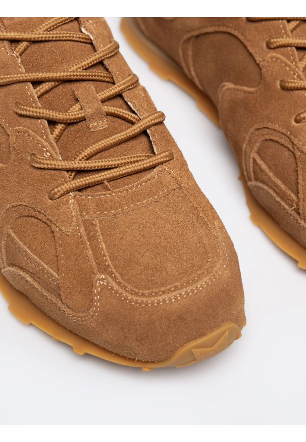 Big-Star - Sneakersy damskie ze skóry naturalnej zamszowej brązowe RR274821 802. Okazja: na co dzień, na spacer. Kolor: brązowy. Materiał: skóra, zamsz. Sport: turystyka piesza