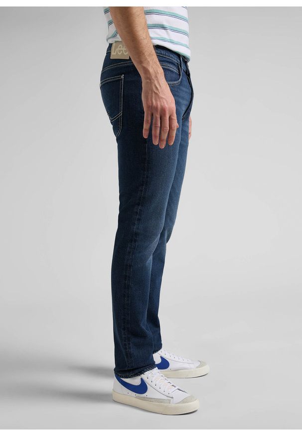 Lee - LEE LUKE BUTTON FLY MĘSKIE SPODNIE JEANSOWE DARK NEWBERRY L70SNICC 112145491