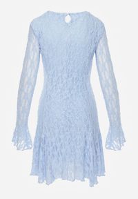 Renee - Niebieska Sukienka z Koronki Ozdobiona Rozkloszowanymi Rękawami Cinalata. Kolor: niebieski. Materiał: koronka. Wzór: aplikacja, koronka. Typ sukienki: rozkloszowane. Styl: elegancki, klasyczny #5