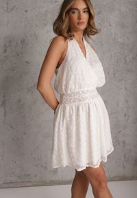 Renee - Biała Kopertowa Sukienka Bez Rękawów o Rozkloszowanym Kroju z Haftem Pelessa. Typ kołnierza: dekolt kopertowy. Kolor: biały. Materiał: poliester. Długość rękawa: bez rękawów. Wzór: haft. Typ sukienki: kopertowe #1