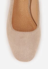 Renee - Ciemnobeżowe Czółenka na Słupku ze Skórzaną Wkładką Savirae. Okazja: na co dzień. Kolor: beżowy. Materiał: skóra. Obcas: na słupku. Styl: casual, elegancki, klasyczny. Wysokość obcasa: niski #9