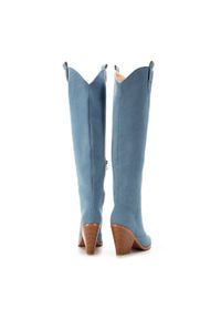 Wittchen - Kowbojki dżinsowe długie jasny niebieskie. Nosek buta: szpiczasty. Kolor: niebieski. Materiał: bawełna. Szerokość cholewki: normalna. Wzór: ze splotem. Obcas: na obcasie. Styl: elegancki. Wysokość obcasa: średni #8