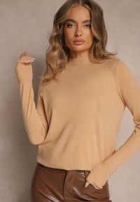 Renee - Ciemnobeżowy Golf o Dopasowanym Kroju Zdobiony Minimalistycznymi Aplikacjami Unissa. Okazja: na spacer. Typ kołnierza: golf. Kolor: beżowy. Materiał: jeans. Wzór: aplikacja. Styl: elegancki, klasyczny