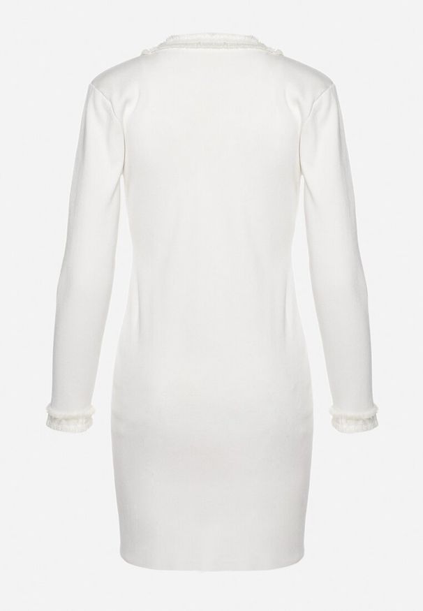 Born2be - Biała Sukienka Sweterkowa Dwurzędowa z Guzikami i Ozdobnymi Frędzlami Vluona. Kolor: biały. Materiał: materiał