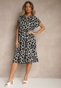 Renee - Szaro-Czarna Koszulowa Sukienka z Bawełny w Panterkowy Print Iffiera. Okazja: na co dzień. Typ kołnierza: dekolt w kształcie V. Kolor: szary. Materiał: bawełna. Długość rękawa: krótki rękaw. Wzór: nadruk. Typ sukienki: koszulowe. Styl: klasyczny, casual #4