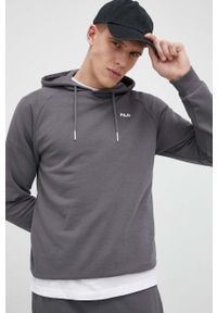 Fila bluza męska kolor szary z kapturem gładka. Typ kołnierza: kaptur. Kolor: szary. Materiał: bawełna, dzianina. Długość rękawa: raglanowy rękaw. Wzór: gładki #1