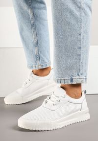 Born2be - Białe Sneakersy Skórzane z Perforowaną Cholewką Tiravis. Okazja: na co dzień. Kolor: biały. Materiał: skóra. Szerokość cholewki: normalna. Wzór: aplikacja