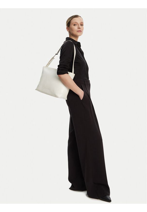 Calvin Klein Torebka Embossed Logo Medium Shopper K60K613172 Écru. Kolor: kremowy. Materiał: skórzane