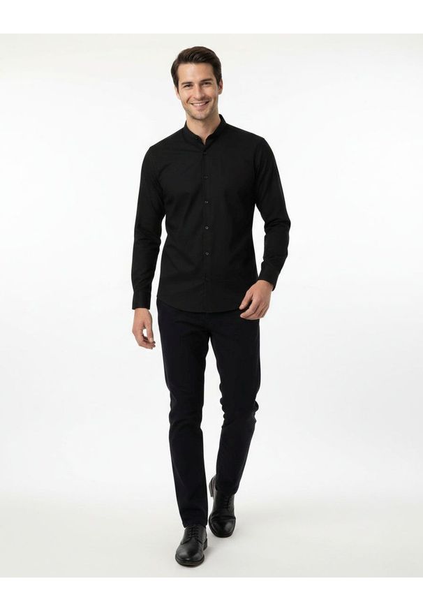 Koszula Taliowana na Stójce, Męska - Rigon - Czarna. Typ kołnierza: kołnierzyk stójkowy. Kolor: czarny. Materiał: poliester, lyocell, bawełna