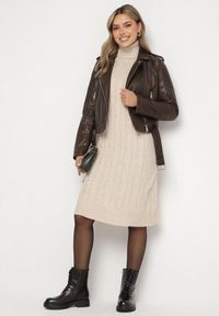 Born2be - Jasnobeżowa Sweterkowa Sukienka z Golfem Wełną i Bawełną Ozdobiona Splotem Reiania. Okazja: do pracy, na co dzień, na spotkanie biznesowe. Typ kołnierza: golf. Kolor: beżowy. Materiał: wełna, bawełna. Wzór: aplikacja, ze splotem. Typ sukienki: proste. Styl: casual, biznesowy #4