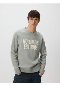 Reserved - Sweter z napisem - jasnozielony. Kolor: zielony. Materiał: bawełna, dzianina. Wzór: napisy #1