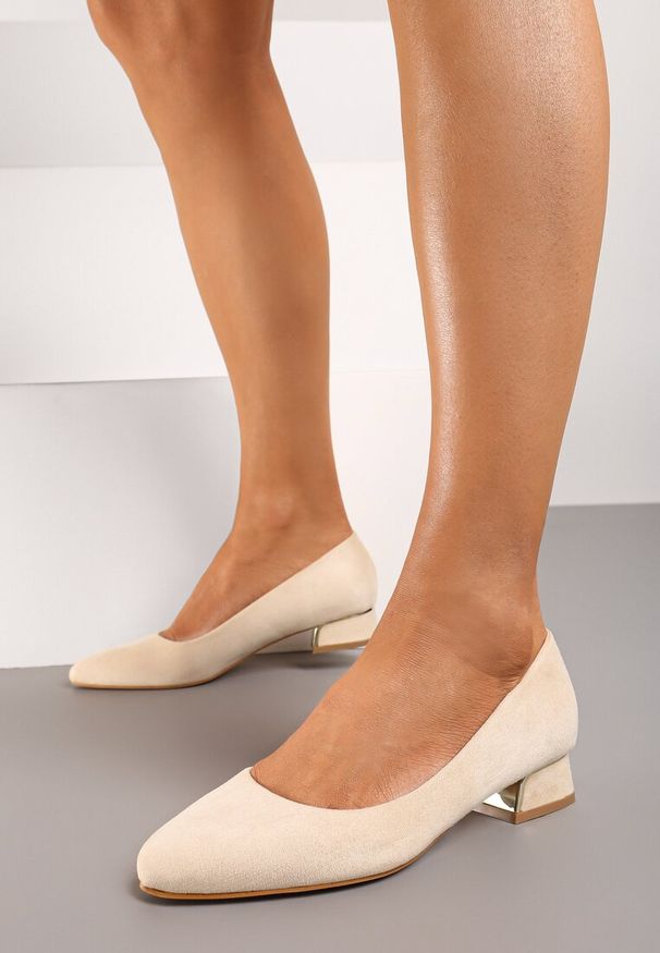 Renee - Beżowe Czółenka na Słupku Ozdobione Metaliczną Ozdobą Panesha. Okazja: na spotkanie biznesowe. Kolor: beżowy. Wzór: aplikacja. Obcas: na słupku. Styl: biznesowy, elegancki, klasyczny. Wysokość obcasa: średni