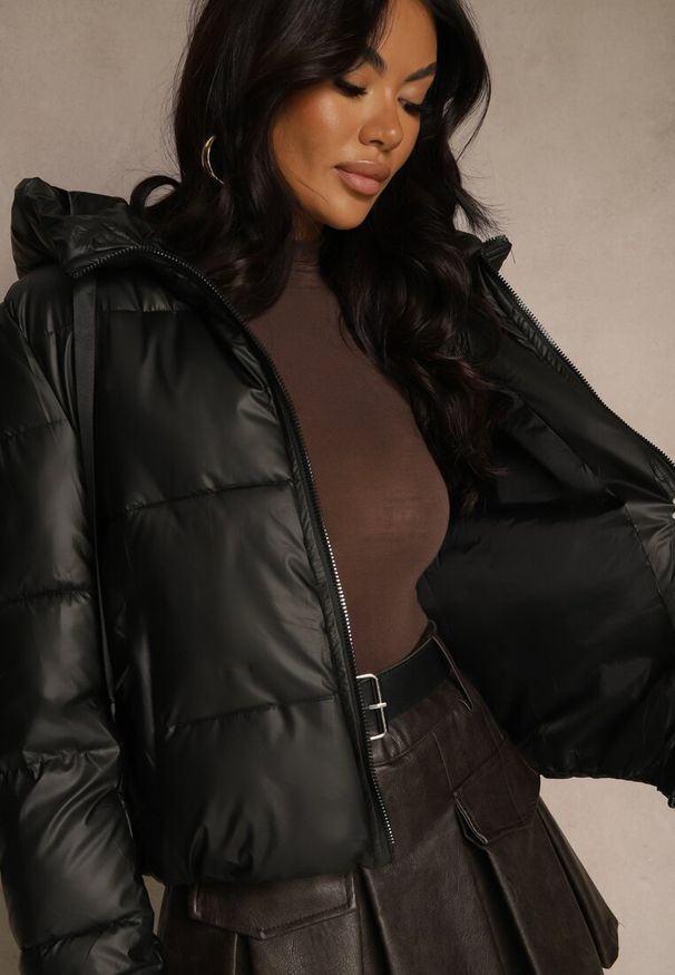 Renee - Czarna Kurtka Puffer z Pikowanymi Przeszyciami i Kapturem Renaria. Okazja: na co dzień. Typ kołnierza: kaptur. Kolor: czarny. Materiał: jeans, poliester. Sezon: zima. Styl: casual