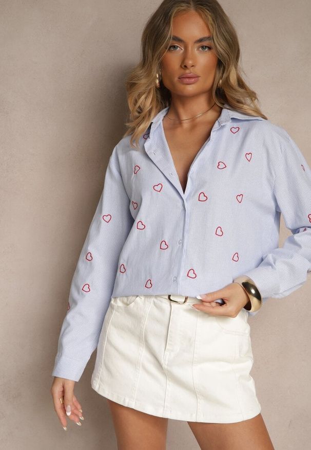 Renee - Niebiesko-Czerwona Koszula Oversize w Prążki Zdobiona Haftem w Serca Nitavela. Okazja: na co dzień. Kolor: niebieski. Materiał: jeans. Długość rękawa: długi rękaw. Długość: długie. Wzór: prążki, aplikacja, haft. Styl: casual, elegancki