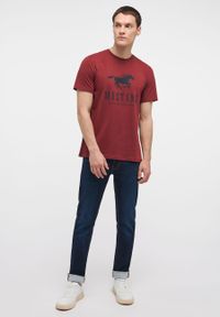 Mustang - MUSTANG Alex C Print MĘSKI T-SHIRT Russet Brown 1014083 8338. Wzór: nadruk