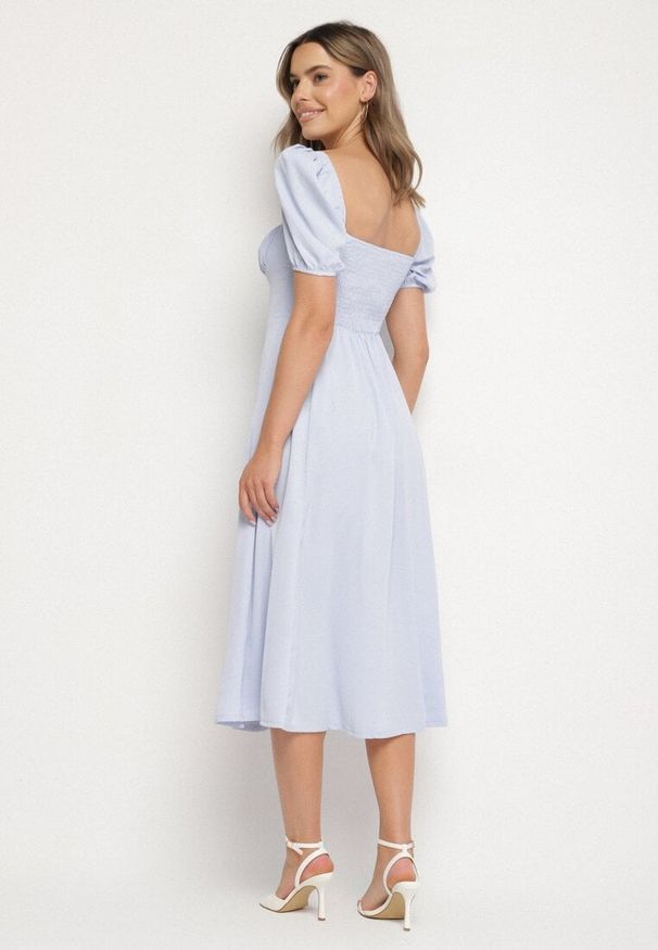 Born2be - Niebieska Sukienka w Rustykalnym Stylu z Wiązaniem przy Dekolcie i Rozcięciem Idanillea. Okazja: na spacer, na co dzień. Typ kołnierza: dekolt kwadratowy. Kolor: niebieski. Typ sukienki: rozkloszowane. Styl: casual