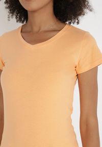 Born2be - Pomarańczowy T-shirt Coraerena. Typ kołnierza: dekolt w kształcie V. Kolor: pomarańczowy. Materiał: bawełna. Długość rękawa: krótki rękaw. Długość: krótkie. Wzór: bez wzorów. Styl: sportowy
