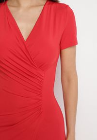 Born2be - Czerwona Dopasowana Sukienka z Wiskozą o Kopertowym Kroju z Marszczeniem Talisia. Okazja: na co dzień. Typ kołnierza: dekolt w kształcie V. Kolor: czerwony. Materiał: wiskoza. Długość rękawa: krótki rękaw. Typ sukienki: kopertowe. Styl: casual, elegancki #5