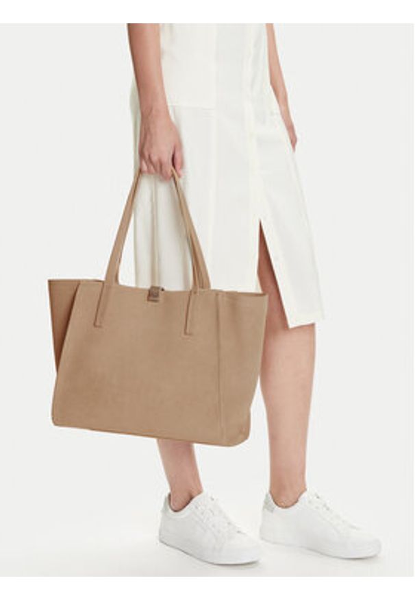 Calvin Klein Torebka Ck Narrate Shopper_Suede K60K612983 Beżowy. Kolor: beżowy. Materiał: zamszowe, skórzane