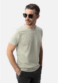 Volcano - T-shirt z wzorem TM-LEIF. Okazja: na co dzień. Materiał: bawełna, jeans, materiał. Długość: krótkie. Wzór: nadruk. Styl: casual, elegancki, klasyczny, wakacyjny #1