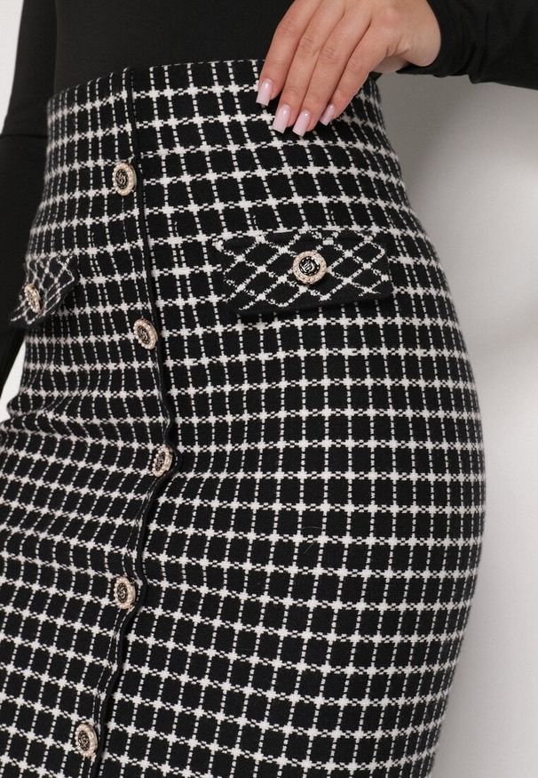 Born2be - Czarno-Biała Ołówkowa Tweedowa Spódnica w Kraciasty Wzór z Guzikami Anitusa. Okazja: na co dzień. Kolor: czarny. Materiał: jeans. Styl: klasyczny, casual, elegancki