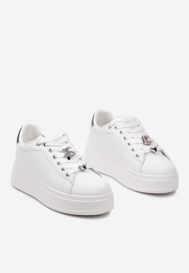 Renee - Biało-Srebrne Sneakersy na Platformie z Metalowymi Zawieszkami i Cyrkoniami Nioko. Wysokość cholewki: przed kostkę. Kolor: biały. Wzór: aplikacja. Obcas: na platformie