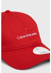 Calvin Klein Jeans czapka kolor czerwony. Kolor: czerwony. Materiał: bawełna. Wzór: aplikacja #2