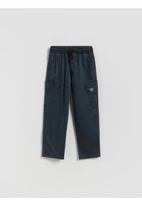 Reserved - Wysokoelastyczne spodnie regular - granatowy. Kolor: niebieski. Materiał: włókno, bawełna #1