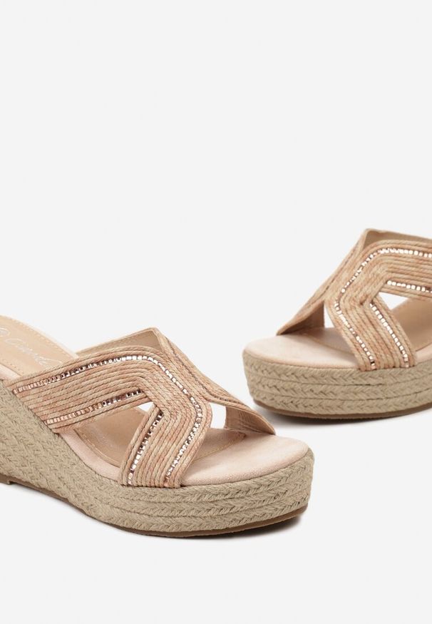 Renee - Różowe Klapki Ozdobione Kamyczkami na Koturnie Plecionym Biurlia. Kolor: różowy. Wzór: aplikacja. Sezon: lato. Obcas: na koturnie