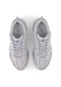 New Balance 530 U530TBA Sneakersy unisex. Okazja: na co dzień, do pracy, na spacer, na uczelnię. Kolor: szary. Materiał: guma, syntetyk, skóra. Szerokość cholewki: normalna. Sezon: lato. Sport: turystyka piesza #4