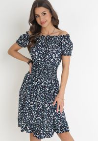 Born2be - Granatowa Bawełniana Sukienka Hiszpanka w Kwiaty z Marszczoną Gumką w Talii Rosaliya. Typ kołnierza: dekolt hiszpanka. Kolor: niebieski. Materiał: bawełna. Wzór: kwiaty #1
