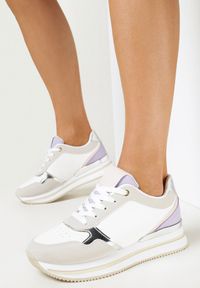 Born2be - Biało-Fioletowe Sneakersy Lilala. Nosek buta: okrągły. Kolor: biały. Materiał: materiał. Szerokość cholewki: normalna. Obcas: na platformie #3