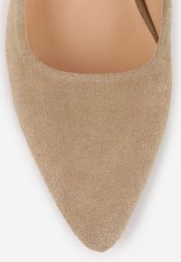 Renee - Ciemnobeżowe Czółenka VICES ze Skóry Naturalnej na Słupku Avanah. Nosek buta: otwarty. Kolor: beżowy. Materiał: skóra. Obcas: na słupku. Wysokość obcasa: średni #7