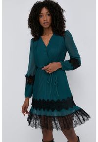 TwinSet - Twinset - Sukienka. Kolor: zielony. Materiał: tkanina, koronka. Długość rękawa: długi rękaw. Typ sukienki: plisowane, rozkloszowane