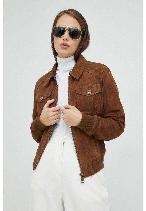Guess kurtka zamszowa Marie damska kolor brązowy przejściowa. Okazja: na co dzień. Kolor: brązowy. Materiał: zamsz. Styl: casual
