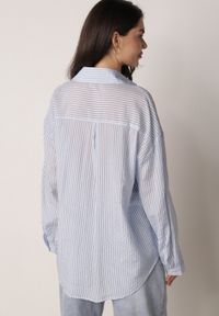 Born2be - Niebieska Koszula o Kroju Oversize z Tencelu w Paski Ozdobiona Haftem Tidine. Okazja: na co dzień, na spotkanie biznesowe, do pracy. Kolor: niebieski. Materiał: jeans, poliester. Wzór: aplikacja, haft, paski. Styl: biznesowy, casual #6