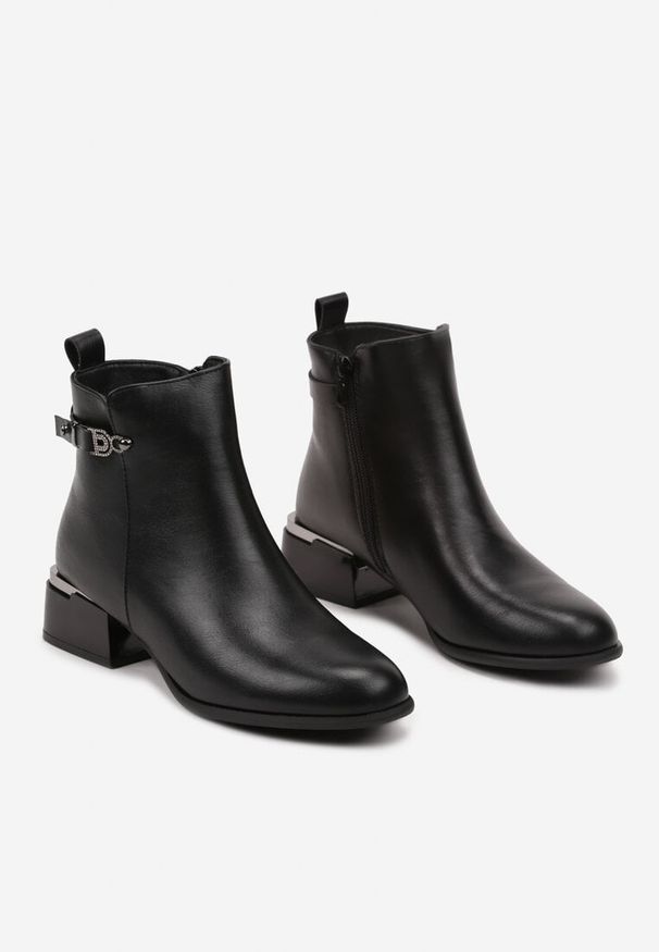 Born2be - Czarne Botki na Obcasie z Ozdobnym Paskiem i Metaliczną Wstawką przy Obcasie Arhela. Okazja: na co dzień. Zapięcie: pasek. Kolor: czarny. Materiał: jeans. Obcas: na obcasie. Styl: casual, klasyczny, elegancki. Wysokość obcasa: średni