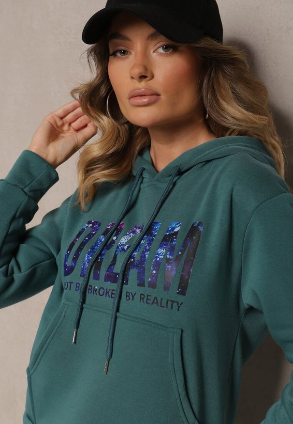 Renee - Zielony Ocieplany Komplet Dresowy Bawełniany Spodnie Joggery i Bluza Zdobiona Nadrukiem Filoira. Kolor: zielony. Materiał: bawełna, dresówka. Wzór: aplikacja, nadruk